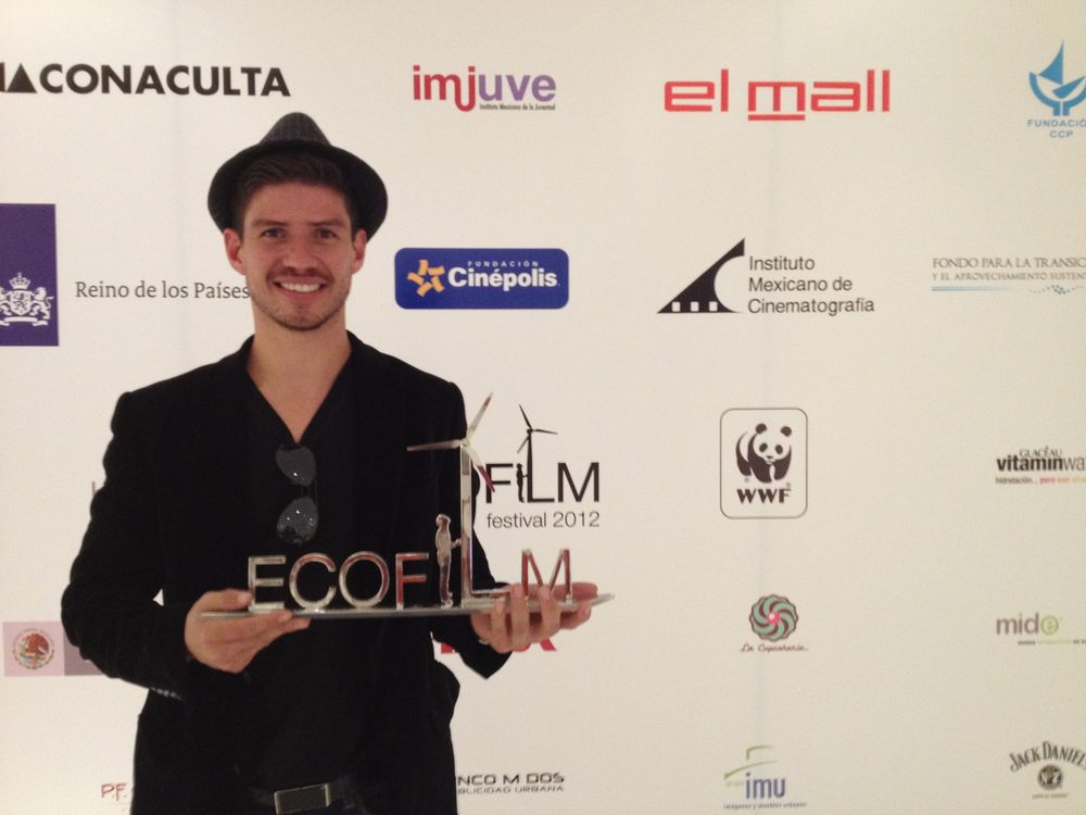 Francisco Arias con un reconocimiento del EcoFilm Festival