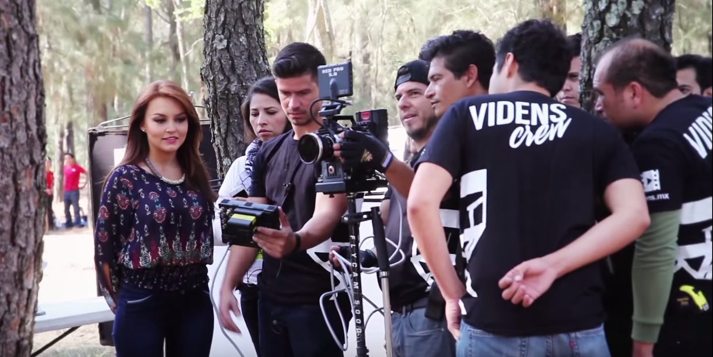 Set de campaña con Angelique Boyer