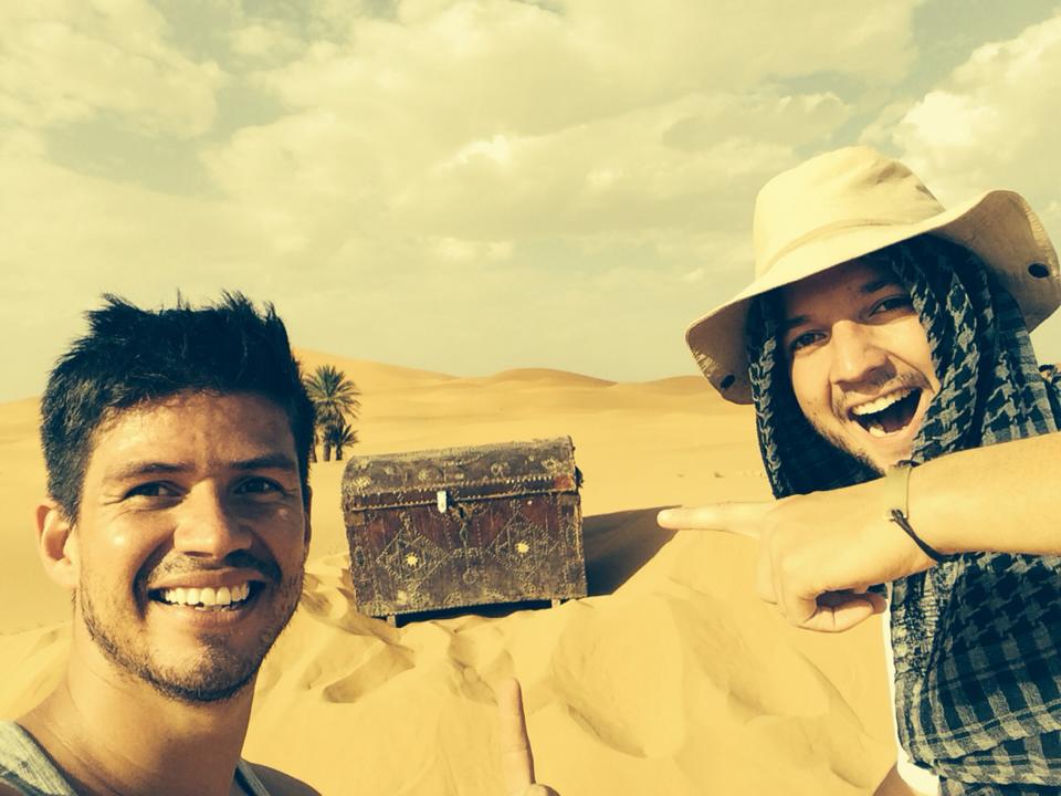 Equipo con el cofre del tesoro en el desierto